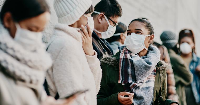 波士顿的人们戴着口罩 